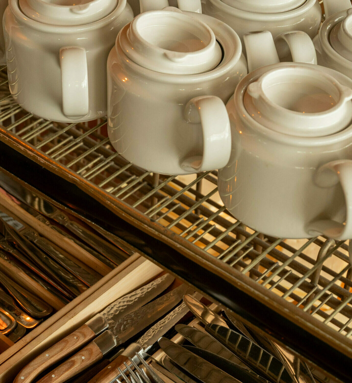 Photo des tasses et des couverts